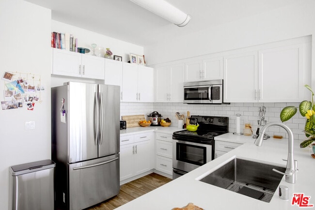 Foto del edificio - 12655 Bluff Creek Dr