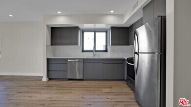 Building Photo - 846 S Mariposa Ave