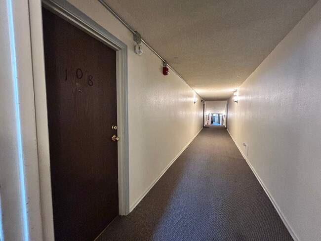 Building Photo - 140 E Highline Cir