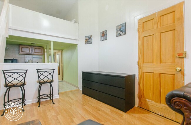 Building Photo - 577 Onderdonk Ave