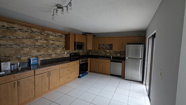 Building Photo - 3322 San Fernando Dr