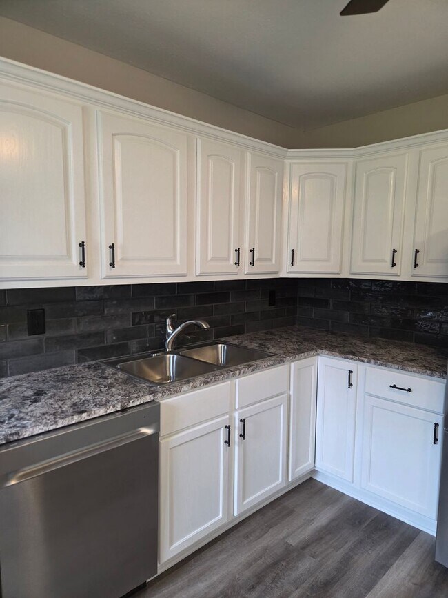 Foto del edificio - Completely remodeled 3-bedroom house avail...