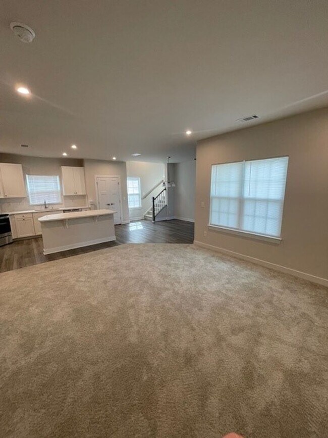 Building Photo - Like New Large home in Brentwood Area