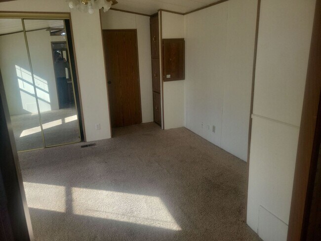 Building Photo - 2 Bedroom, 2 Bathroom Trailer House For Rent