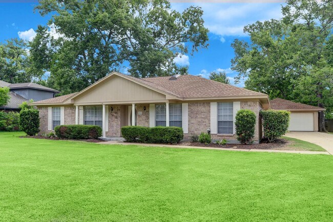 Foto del edificio - Spacious home on 1/3 of an acre w/ BONUS F...