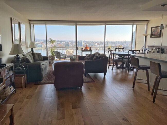 Foto del edificio - 1555 Lakeside Dr