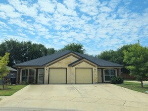 Building Photo - 607 Sladecek Dr