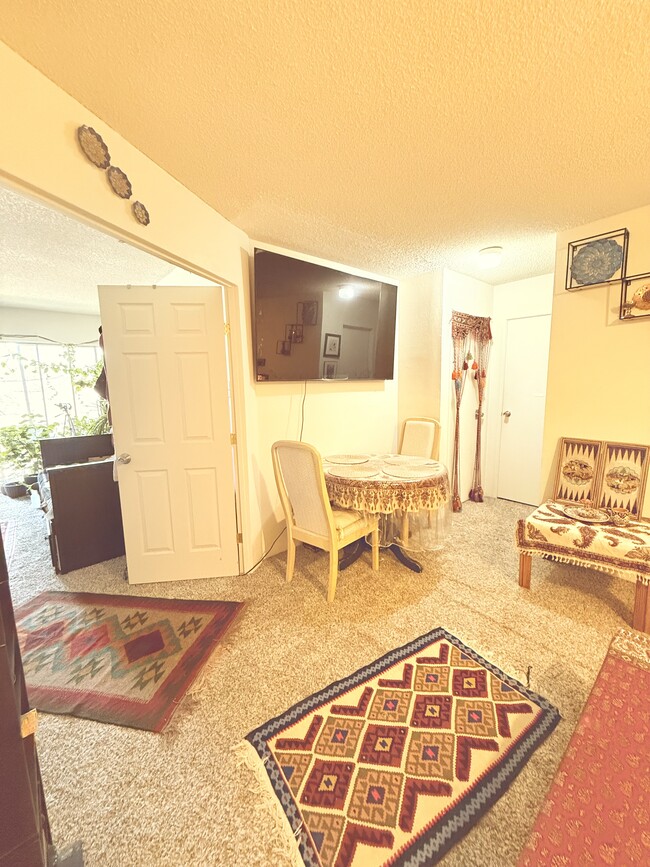 Building Photo - 1250 Golden Cir