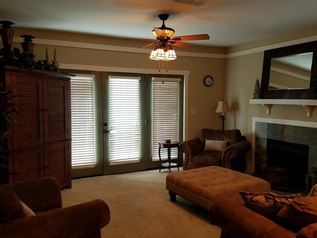 Foto del edificio - 475 River Forest Ln