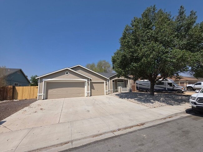 Building Photo - 3 Bedroom Remodeled in FANTASTIC Location