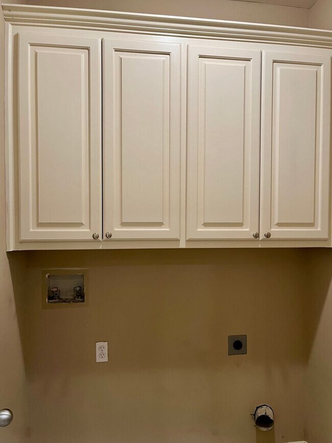 Building Photo - Spacious 2br/2ba with dbl garage off Old H...