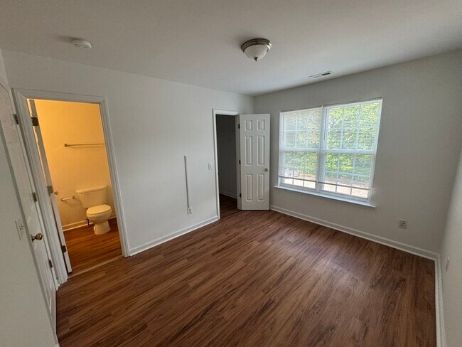 Foto del edificio - AVAILABLE NOW! 3 Bed 3 Story Town Home!