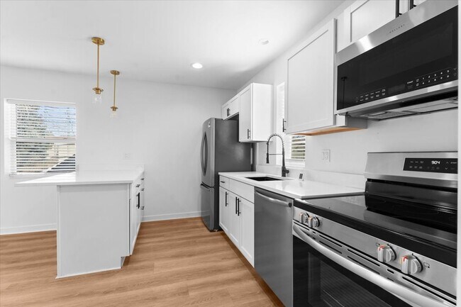 Building Photo - 1440 Lakepointe St