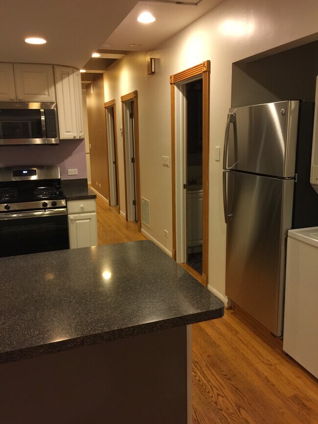 Foto del edificio - 2417 N Greenview Ave