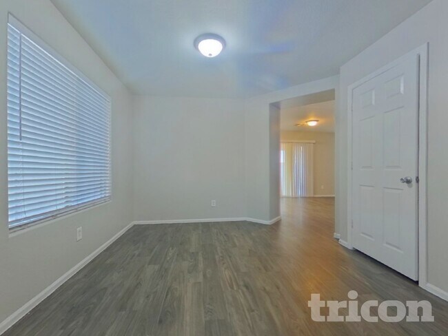 Foto del edificio - 23634 W Tamarisk Ave