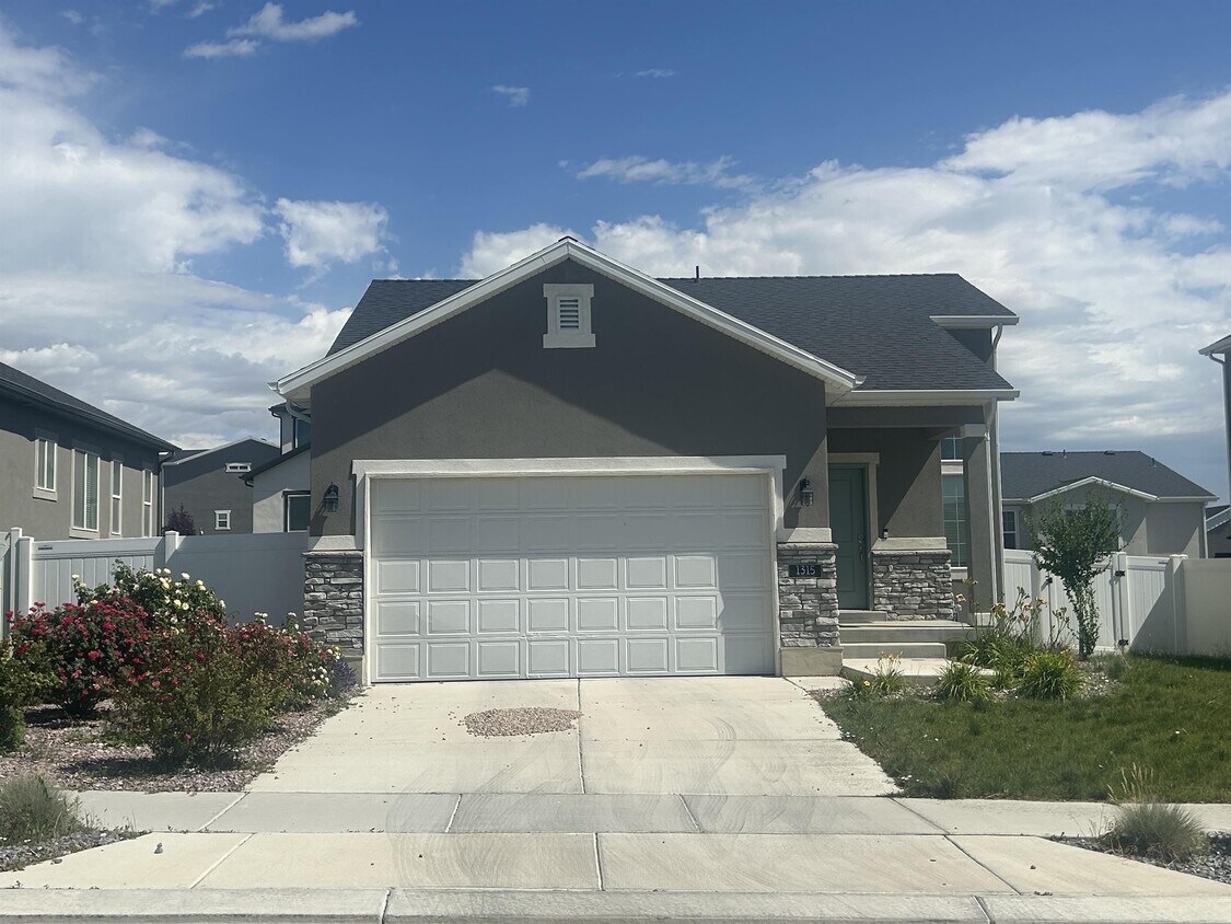 Foto principal - 1315 E White Rock Rd