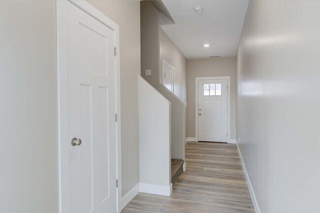 Foto del edificio - Elite 4 bedroom Townhome/Move in specials!
