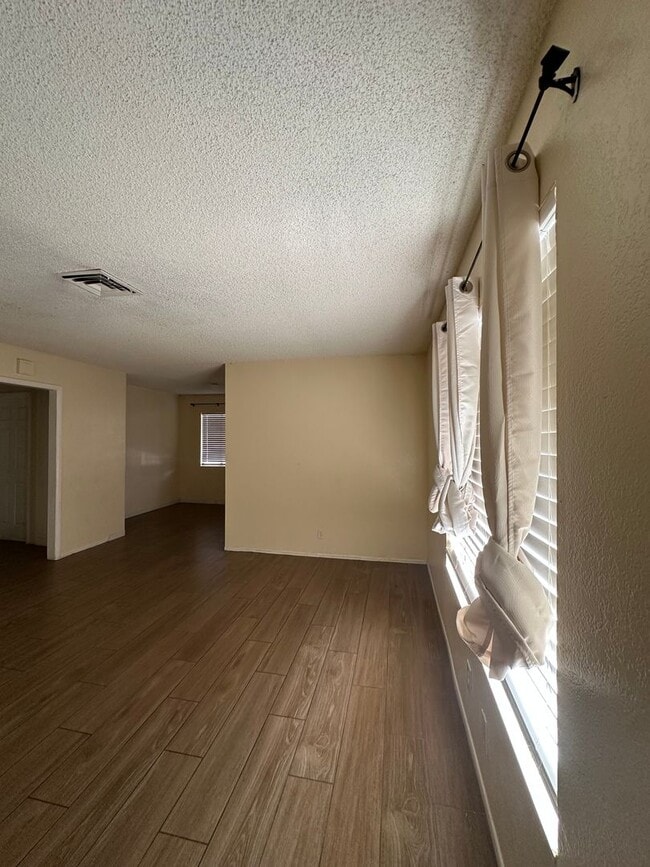 Foto del edificio - Must see Home!