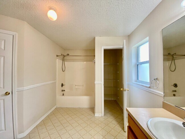 Building Photo - 1540 SW Birkey Ave