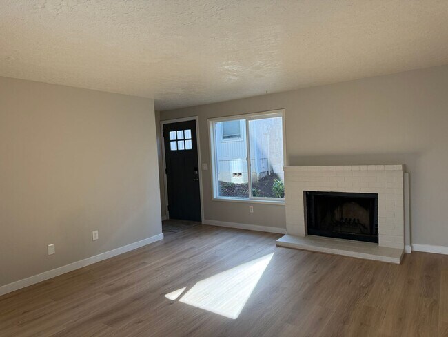 Building Photo - NOW SHOWING - RENOVATED Townhome Style Apartment In Raleigh Hills - See Listing for DETAILS and S...