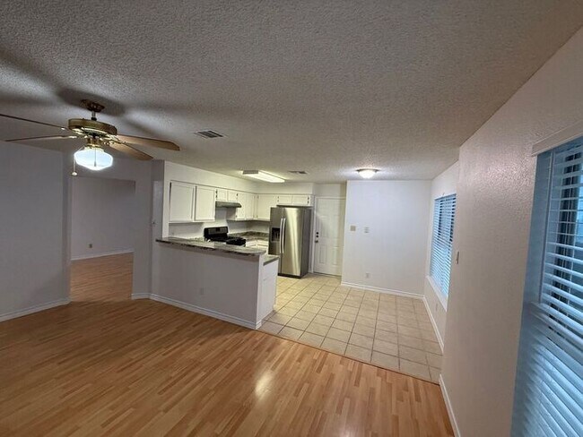 Foto del edificio - Spacious 3BR Austin Home with Fireplace & ...