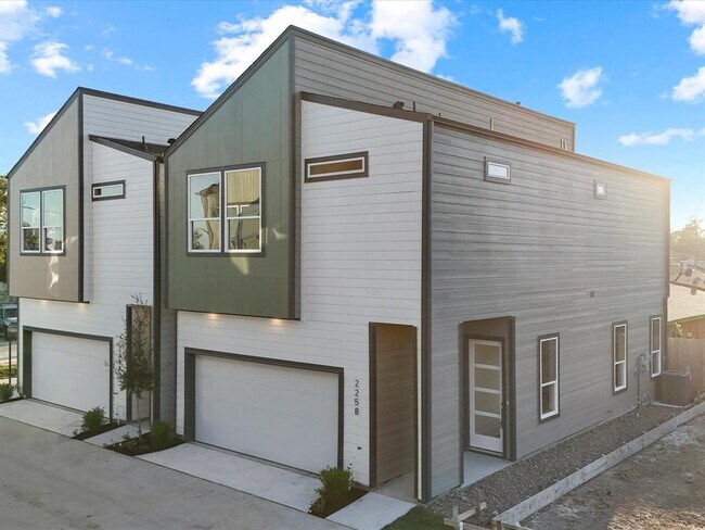 Building Photo - 227 Noras Ln