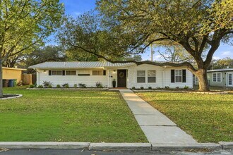 Building Photo - 518 Brightwood Pl