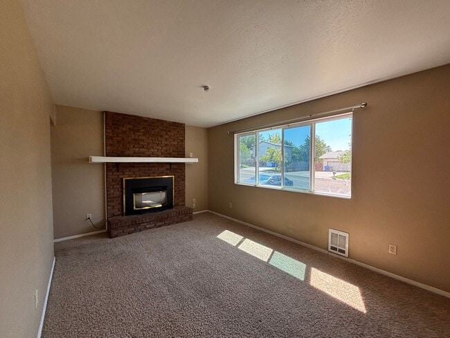 Building Photo - Single Family Home with Garage, pets welco...