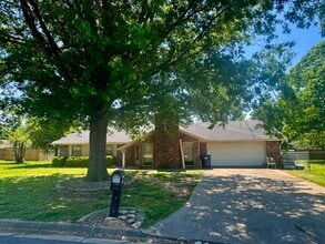 Building Photo - 2814 W Highland Dr