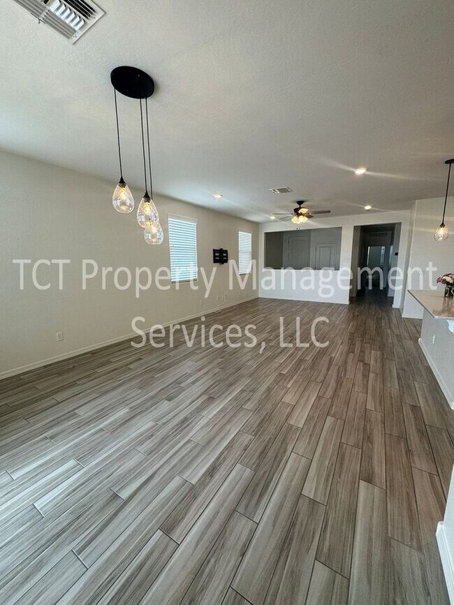 Building Photo - Move In Ready Home in The Parks
