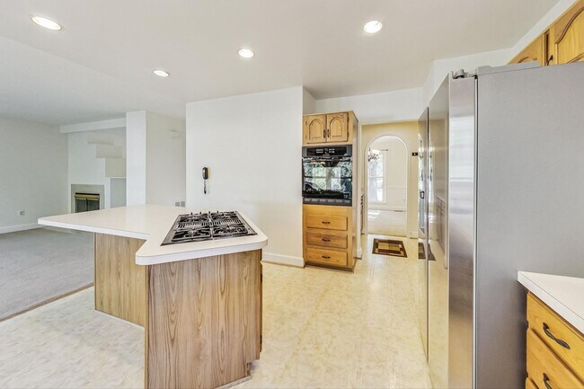 Foto del edificio - Cool on Cool Spring! Large SF 4 Bed + 2.5 BA