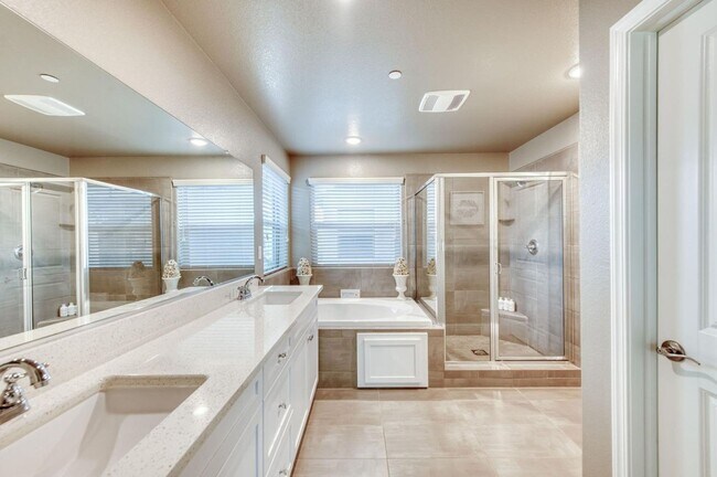 Building Photo - $2,750 - Copper & Friant, 3 bedroom Home -...