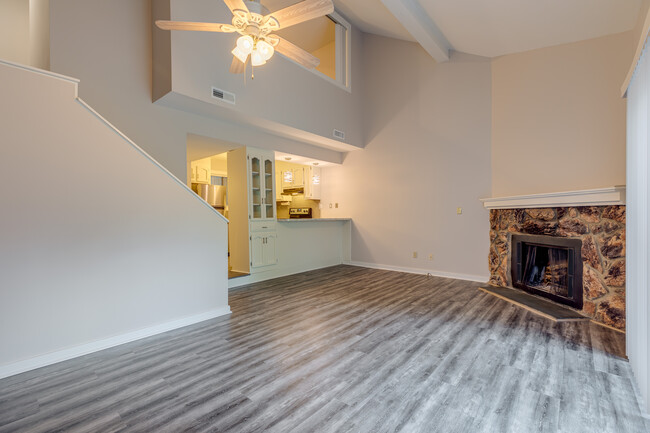 LIVINGROOM 1 - 100 Willow Run Dr