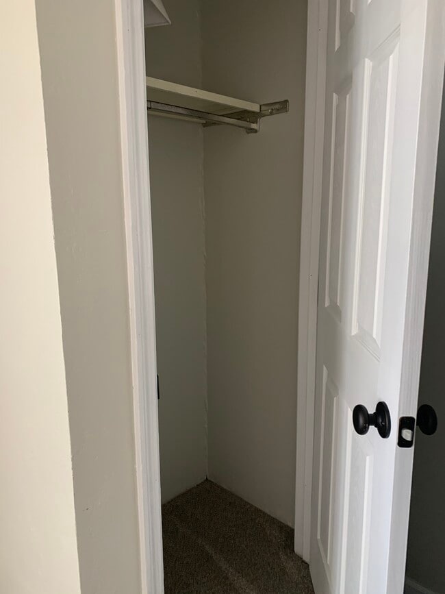 Building Photo - 405 E Poos Dr