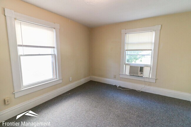Building Photo - Perfectly located duplex near downtown Manhattan and City Park!