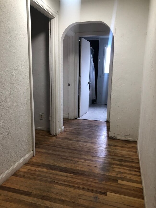 Building Photo - Sumner 2 Bedroom