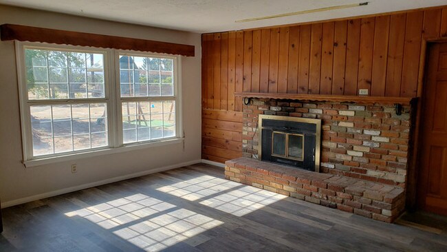 Building Photo - 3 Bed, 2 Bath Hesperia Home!!