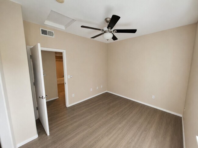Foto del edificio - 4200 E Commerce Way