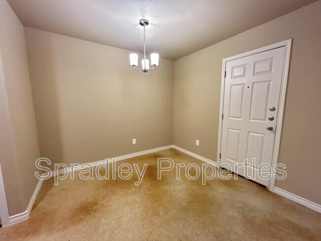 Building Photo - 1004 Llano