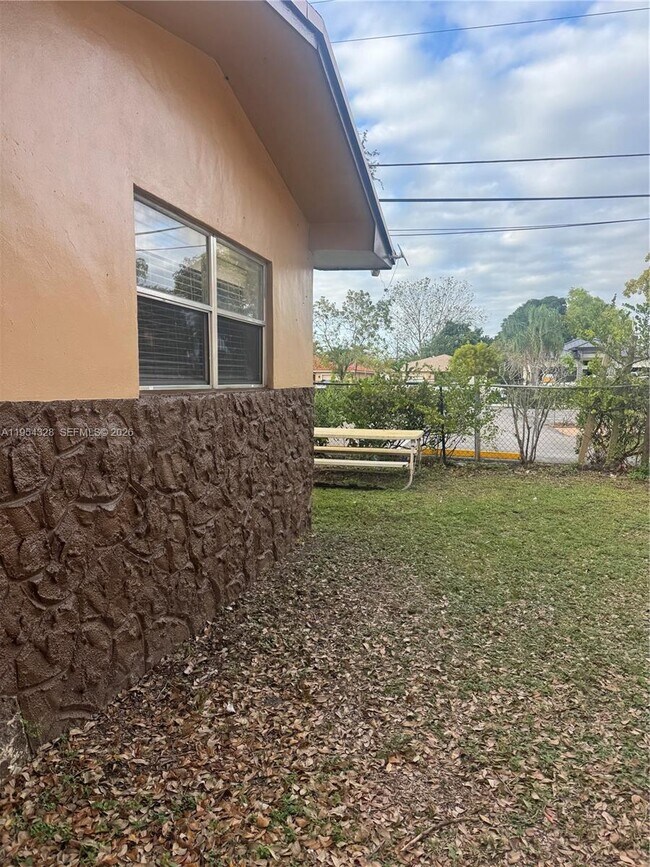 Foto del edificio - 2505 NW 13th Ct