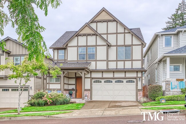 Building Photo - Spacious 4 BD Home with Private Backyard &...