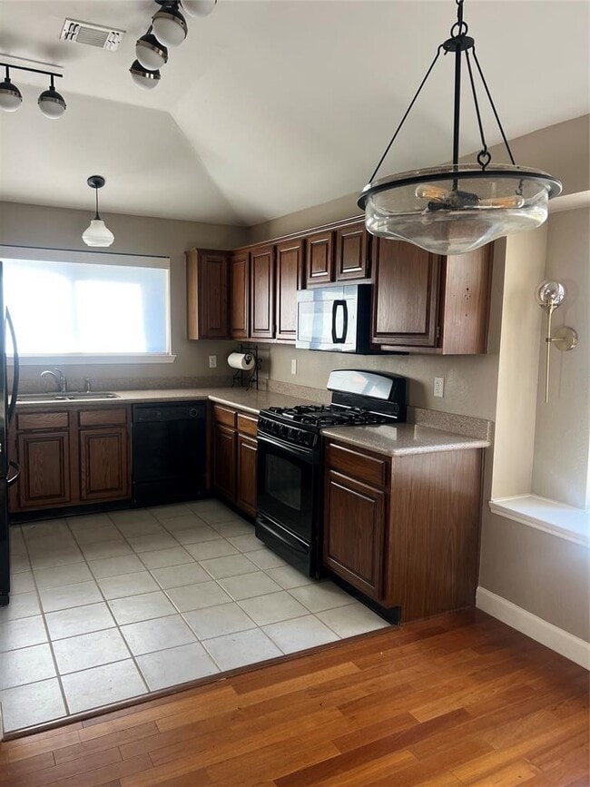 Building Photo - 1103 Deepwoods Trail