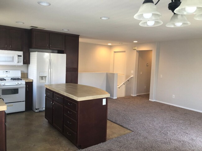 Building Photo - Upgraded 2 bedroom 2 bath condo in great c...