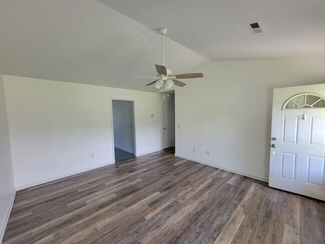 Building Photo - 3 Bedroom 2 Bathroom House