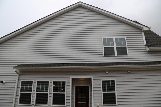 Building Photo - 1310 Farm Pond In