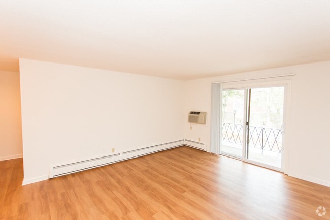 Interior Photo - Royal Crest Nashua