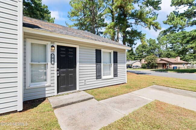 Foto del edificio - 193 Corey Cir