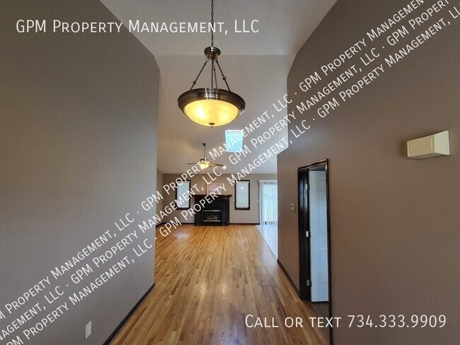 Building Photo - Large 3 Bedroom Brick Ranch