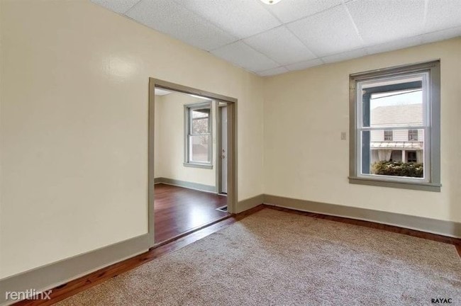 Building Photo - 4 br, 1.5 bath House - 135 N Main St