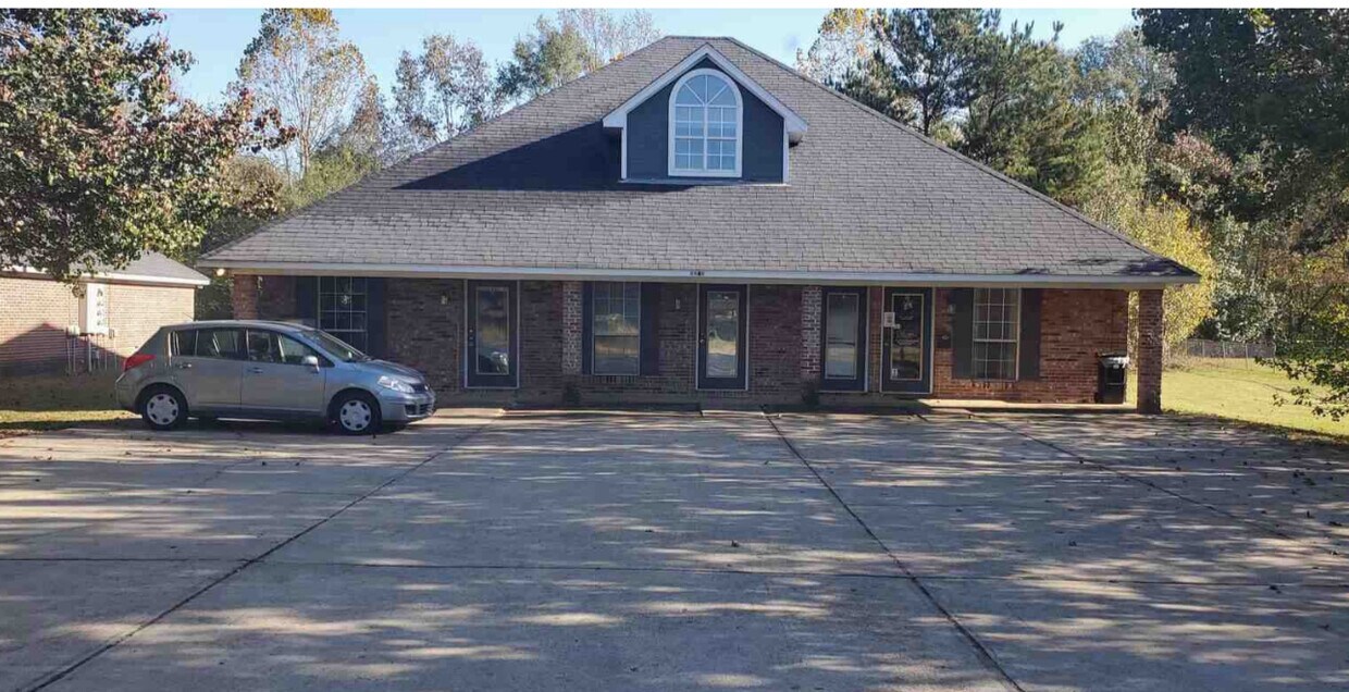 Outside building and parking lot - 6646 Gary Rd